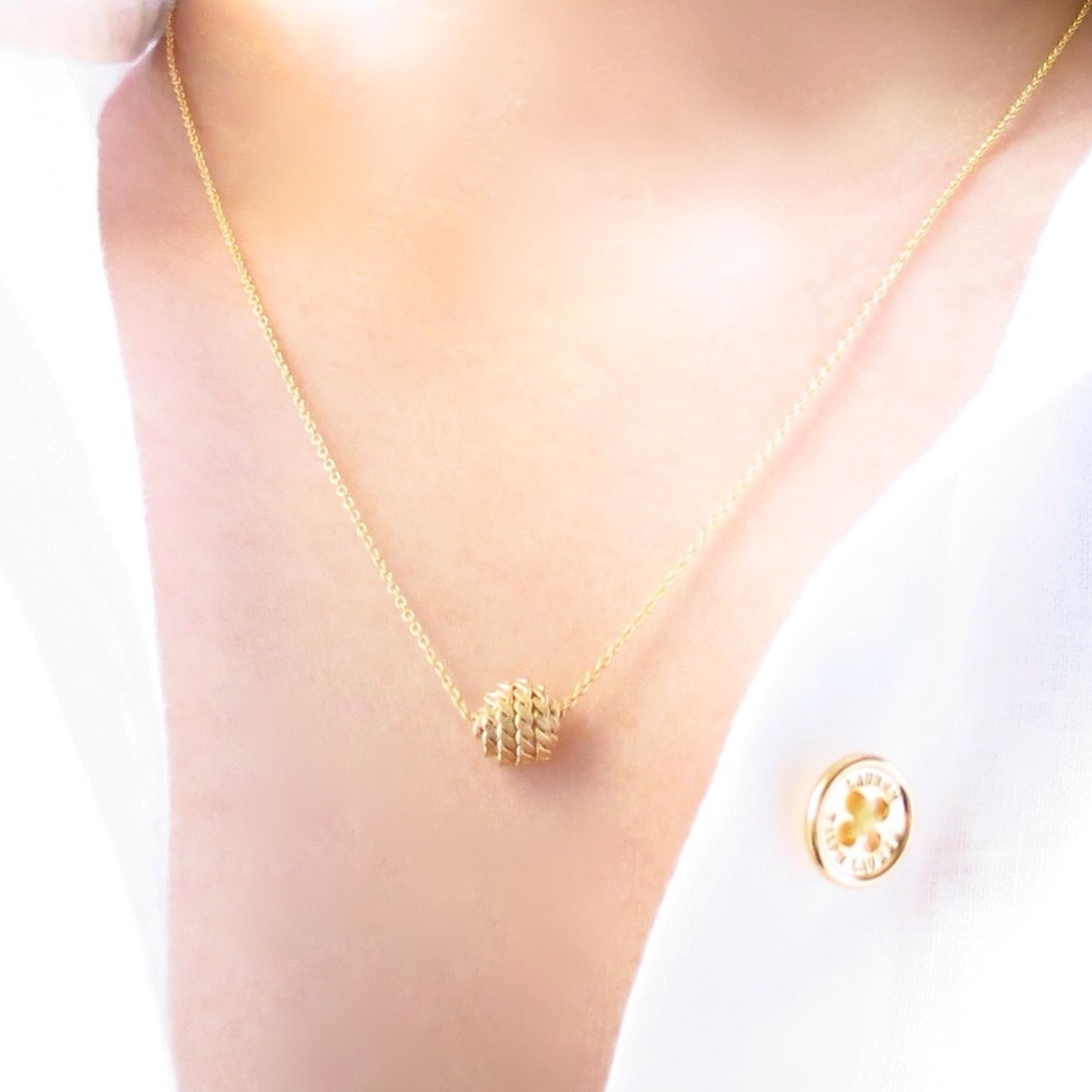 Gold rope necklace with pouch.